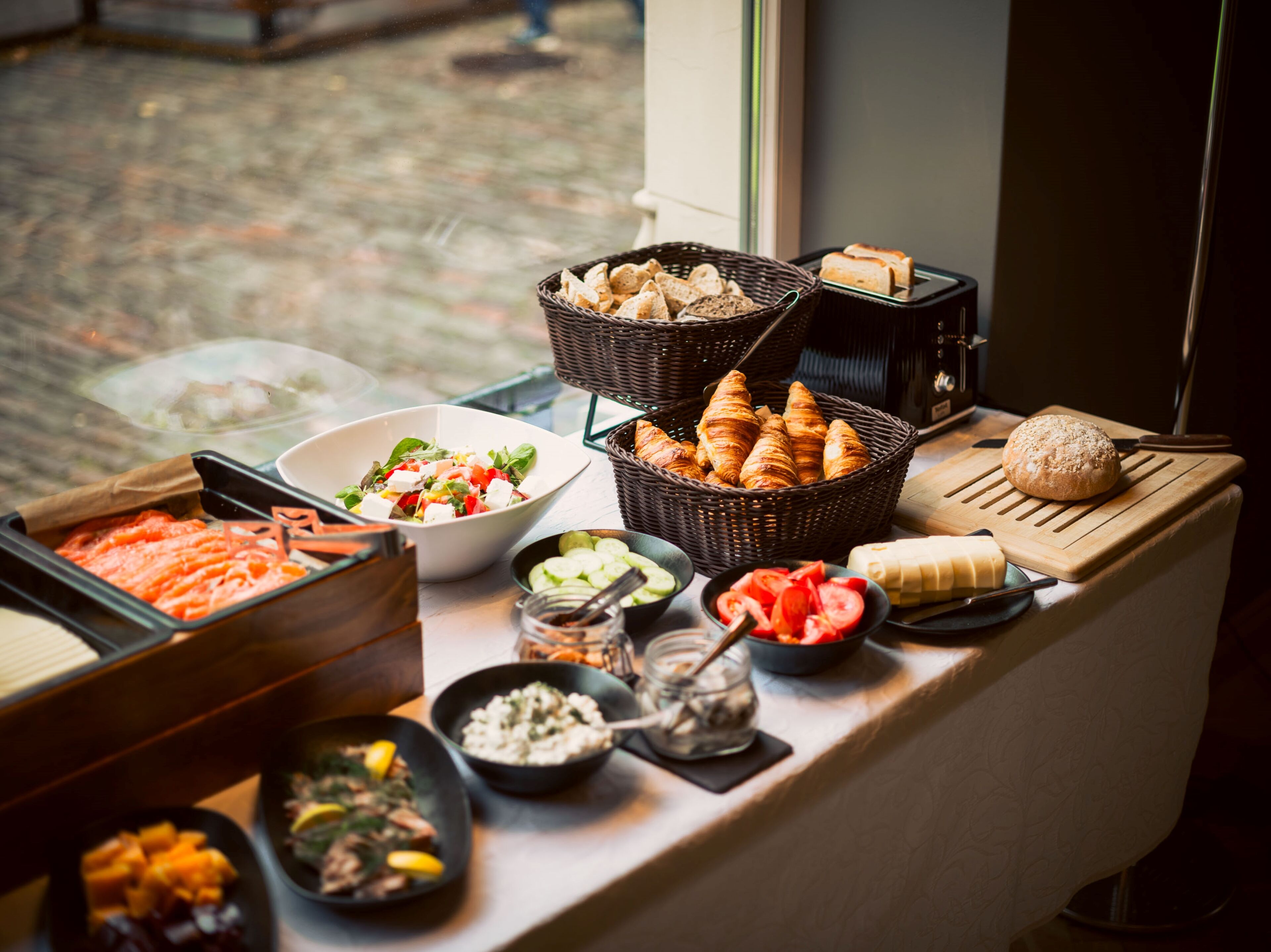Daily continental breakfast (EUR 20 per person)