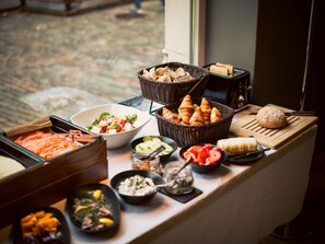 Daily continental breakfast for a fee - Neiburgs Hotel (Riga)