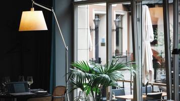 Se sirven desayunos, comidas, cenas y cocina de Europa del este