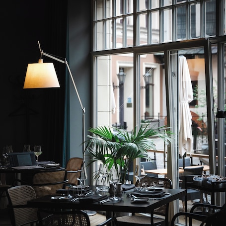 Se sirven desayunos, almuerzos y cenas; cocina de Europa del este. Neiburgs Hotel