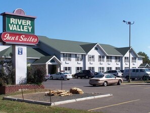A motel named River Valley Inn & Suites with a sign indicating indoor pool and spa. - River Valley Inn & Suites (Osceola)