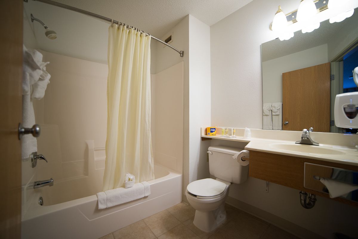 Une salle de bain avec une baignoire, des toilettes et un lavabo avec un miroir.