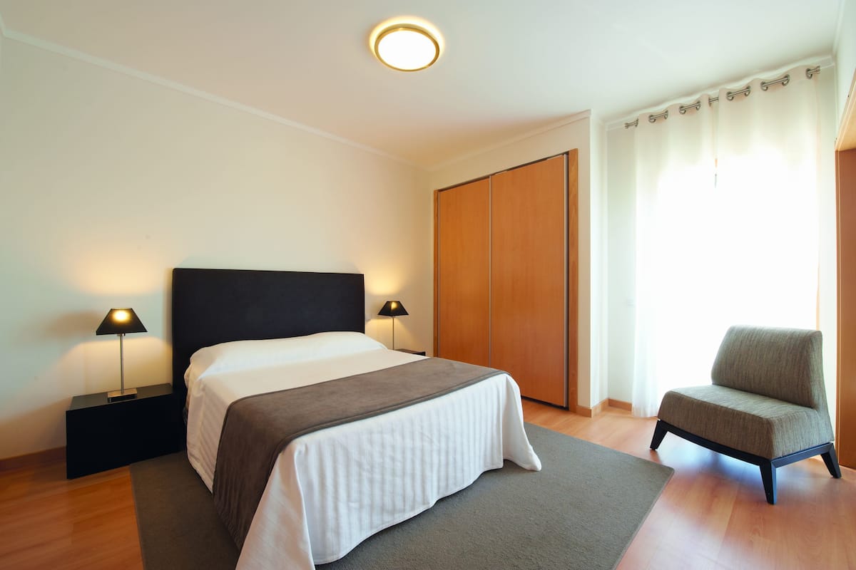 premium bedding, in-room safe, desk, soundproofing