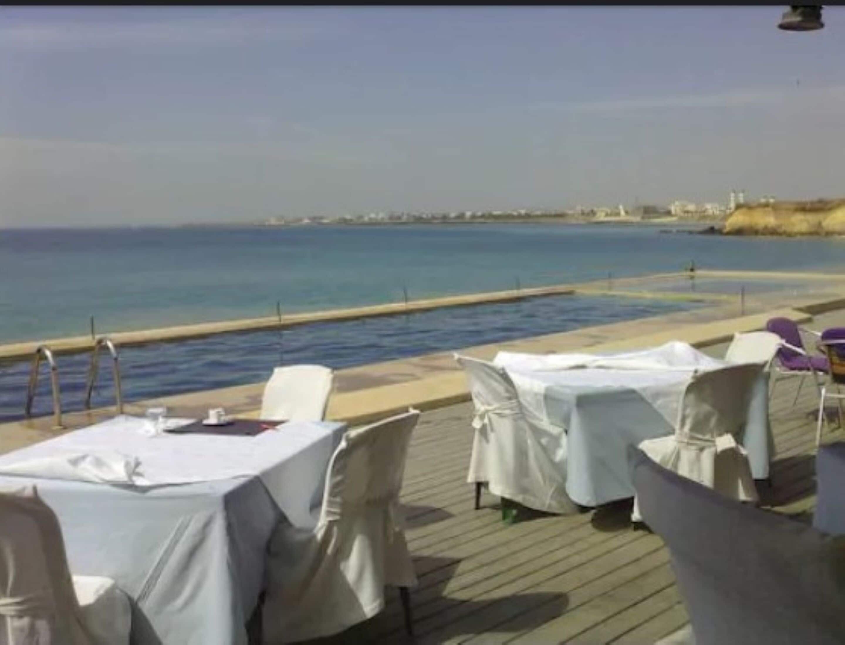 2 restaurantes, se sirve desayuno 