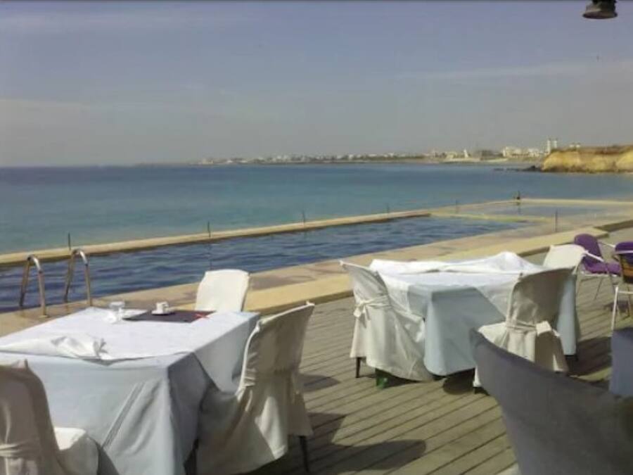 2 restaurantes, é servido café da manhã