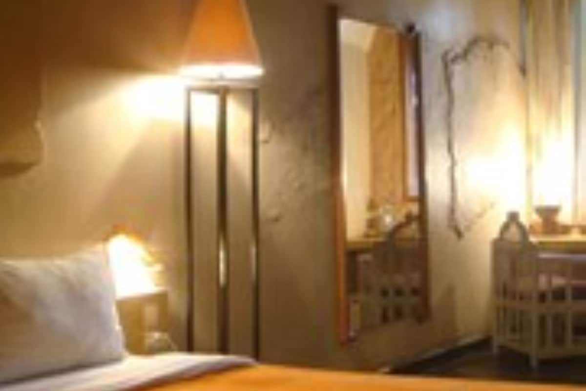Tempur Pedic-bedden, een bureau, een strijkplank/strijkijzer, babybedden