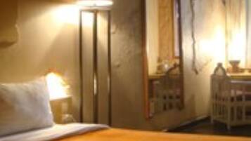 Tempur-Pedic-senger, skrivebord, strykejern/-brett og barnesenger