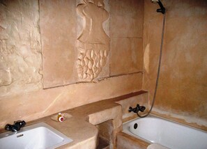Bañera y ducha independientes, bañera profunda, secador de pelo, toallas
