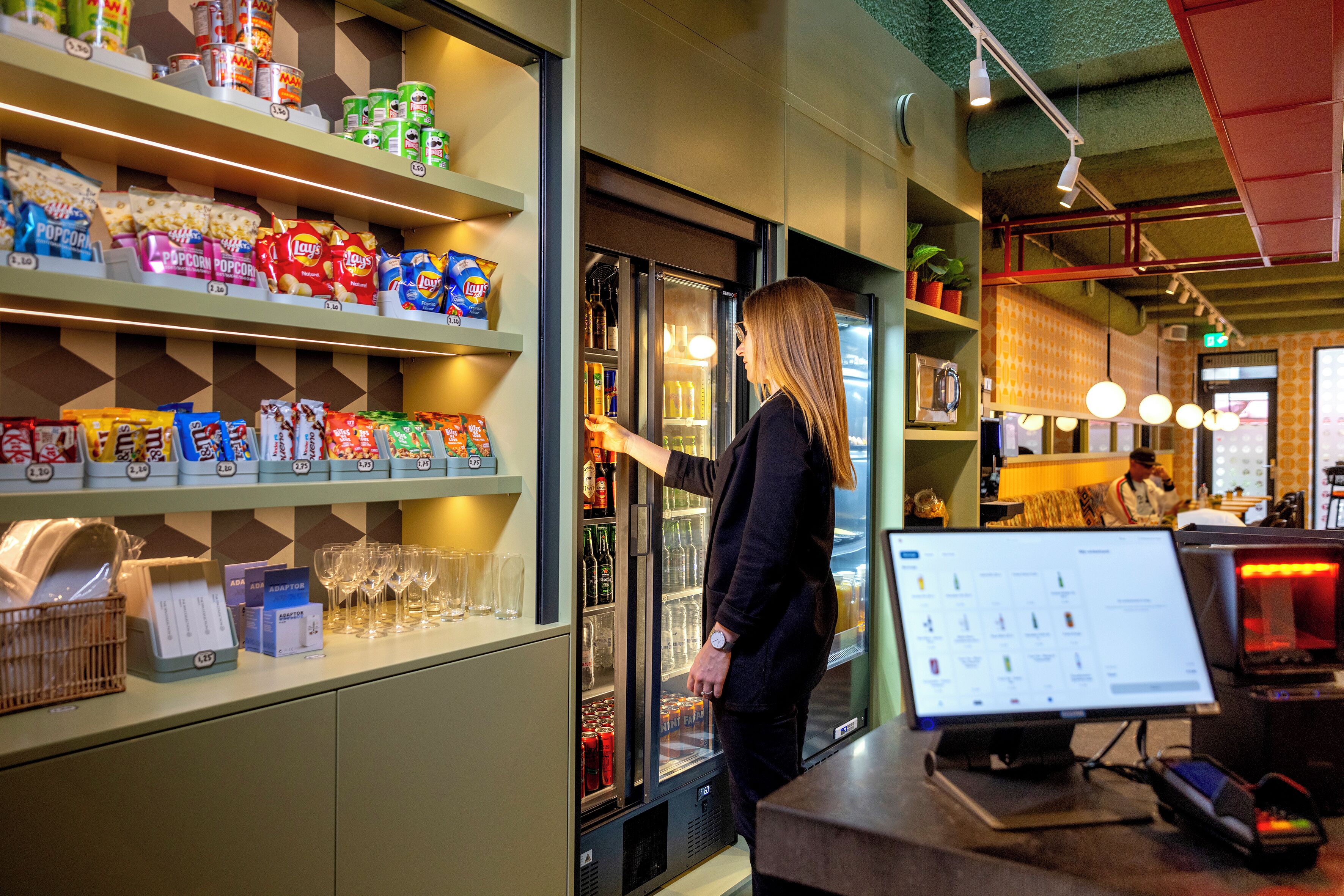 Daily continental breakfast (EUR 19.20 per person)