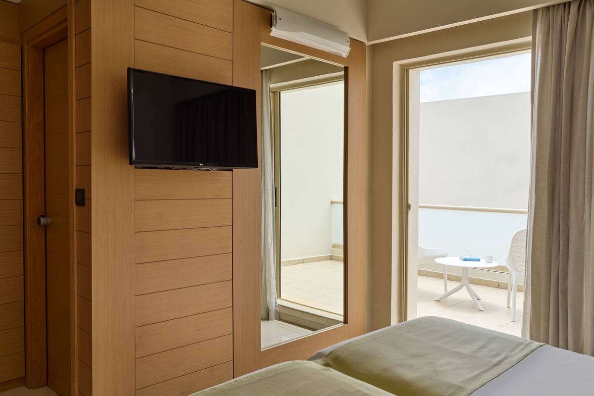 ห้องเบสิก | ตู้นิรภัยในห้องพัก, โต๊ะทำงาน, ผ้าม่านกันแสง, Wi-Fi ฟรี