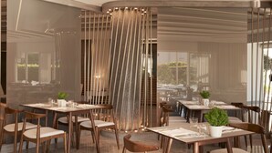 Un comedor moderno con varias mesas y sillas, una pared decorativa con líneas verticales y plantas en macetas.