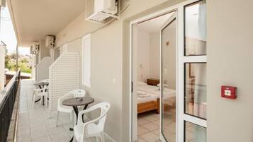 Tripla Basic (For 3) | Terrazza/patio