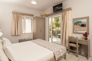 Apartamento familiar, 2 habitaciones, balcón (For 4) | Sábanas de algodón egipcio, caja fuerte, escritorio y cortinas opacas