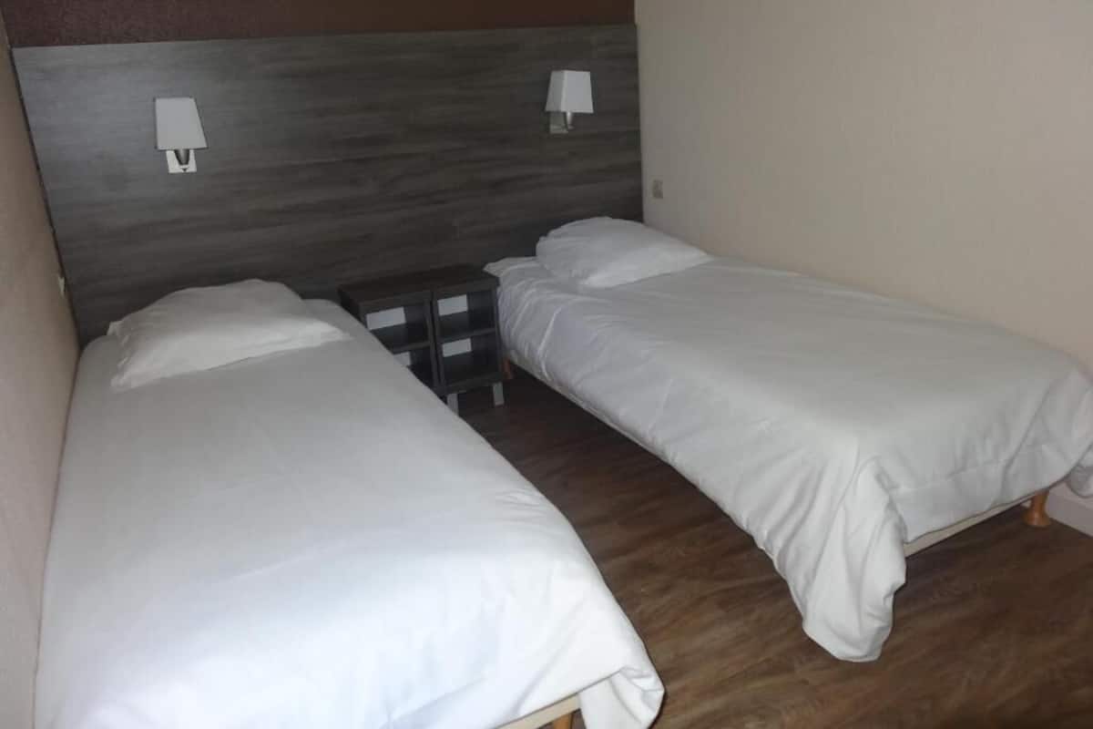 Escritorio, sistema de insonorización y wifi gratis 