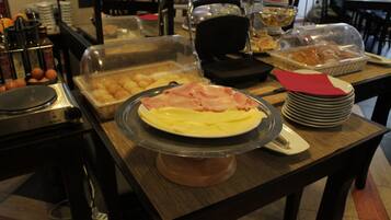 TĂ€gliches FrĂŒhstĂŒcksbuffet (7 EUR pro Person)