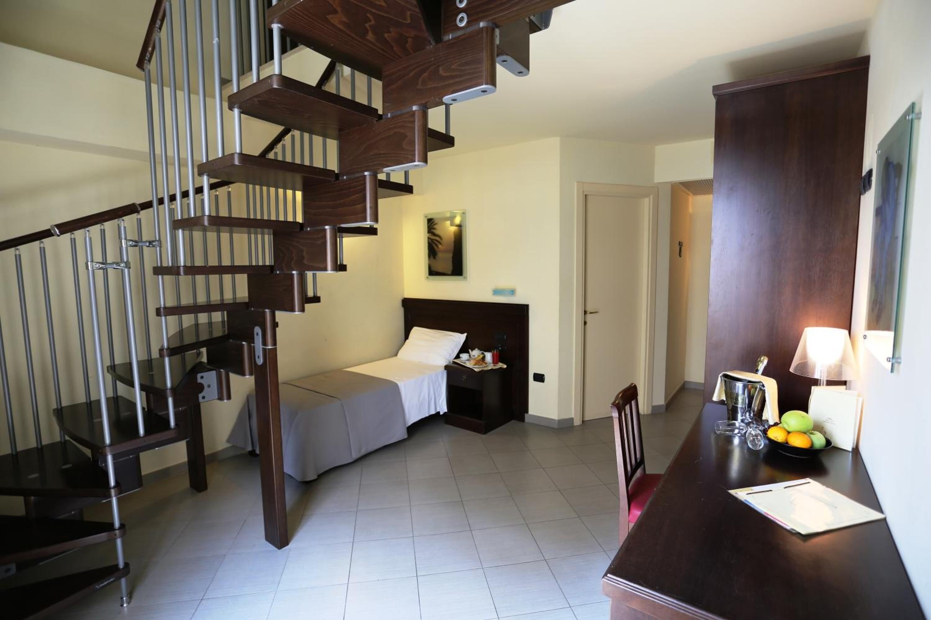 standard triple room | 1 bedroom, in-room safe, desk, free wifi