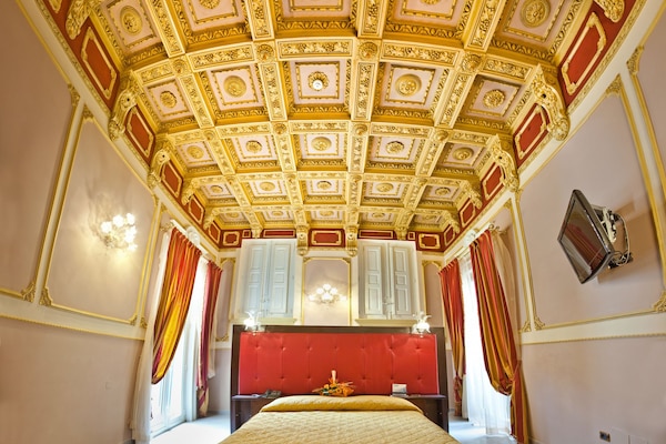 Tallelokero huoneessa, työpöytä, ilmainen Wi-Fi, vuodevaatteet