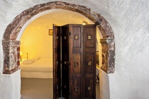 Premium Cave Suite with Hot Tub & Caldera View | 2 dormitorios, caja fuerte, decoración individual