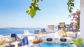 Superior Cave Suite with Hot Tub & Caldera View | 按摩浴缸