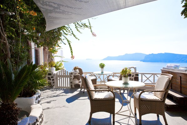 Elegant Cave Suite with Caldera View | Beach/ocean view