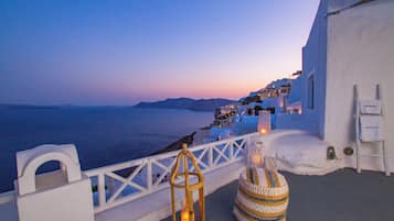 Premium Cave Suite with Hot Tub & Caldera View | 客房內保險箱、獨特裝潢、隔音、熨斗/熨衣板