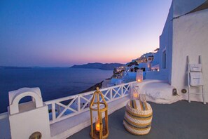 Premium Cave Suite with Hot Tub & Caldera View