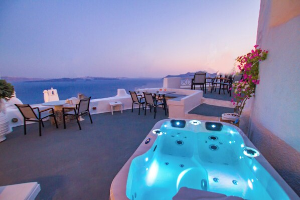 Superior Cave Suite with Hot Tub & Caldera View | Vistas al mar
