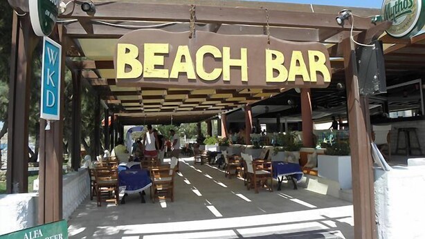 Un bar de plage avec des places assises en plein air et un espace abrité.