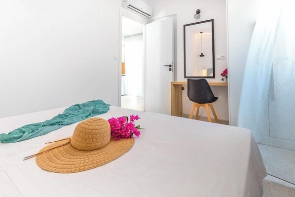 A hotel room with a bed, a desk, a chair, and a mirror. - Elvita Beach Hotel (Rhodes)