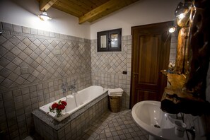Kostenlose Toilettenartikel, Haartrockner, Handtücher