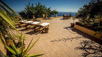 ๋น๋ผ (Limoni) | ํ
๋ผ์ค/ํํฐ์ค