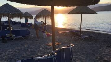 Privatstrand in der Nähe, Liegestühle, Sonnenschirme