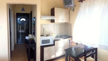 Standard Studio, 1 Bedroom, Garden Area | Private kitchenette | Fridge, oven, stovetop, coffee/tea maker