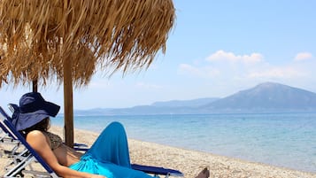 Playa privada en los alrededores, camastros y sombrillas