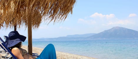 Privéstrand vlakbij, ligstoelen aan het strand, parasols