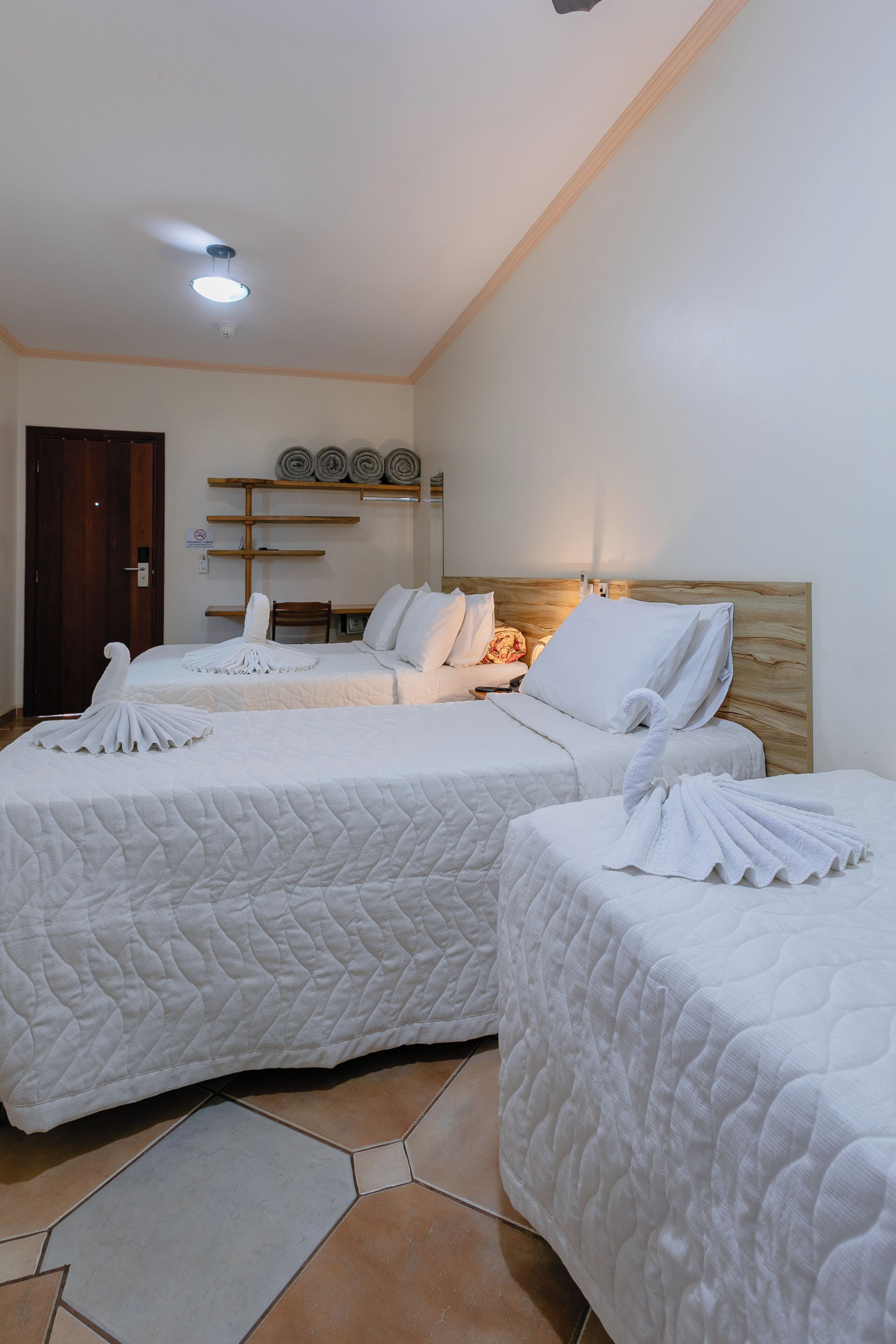 Standard-Vierbettzimmer | Minibar, Zimmersafe, kostenloses WLAN, Bettwäsche