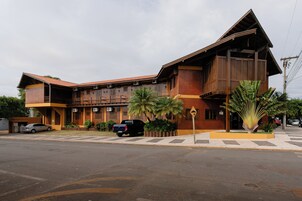 Un edificio de dos pisos con fachada de ladrillo y techo inclinado.