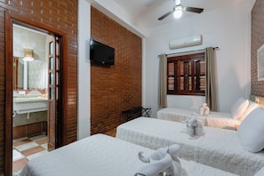 Kolmen hengen standard-huone | Minibaari, tallelokero huoneessa, ilmainen Wi-Fi, vuodevaatteet