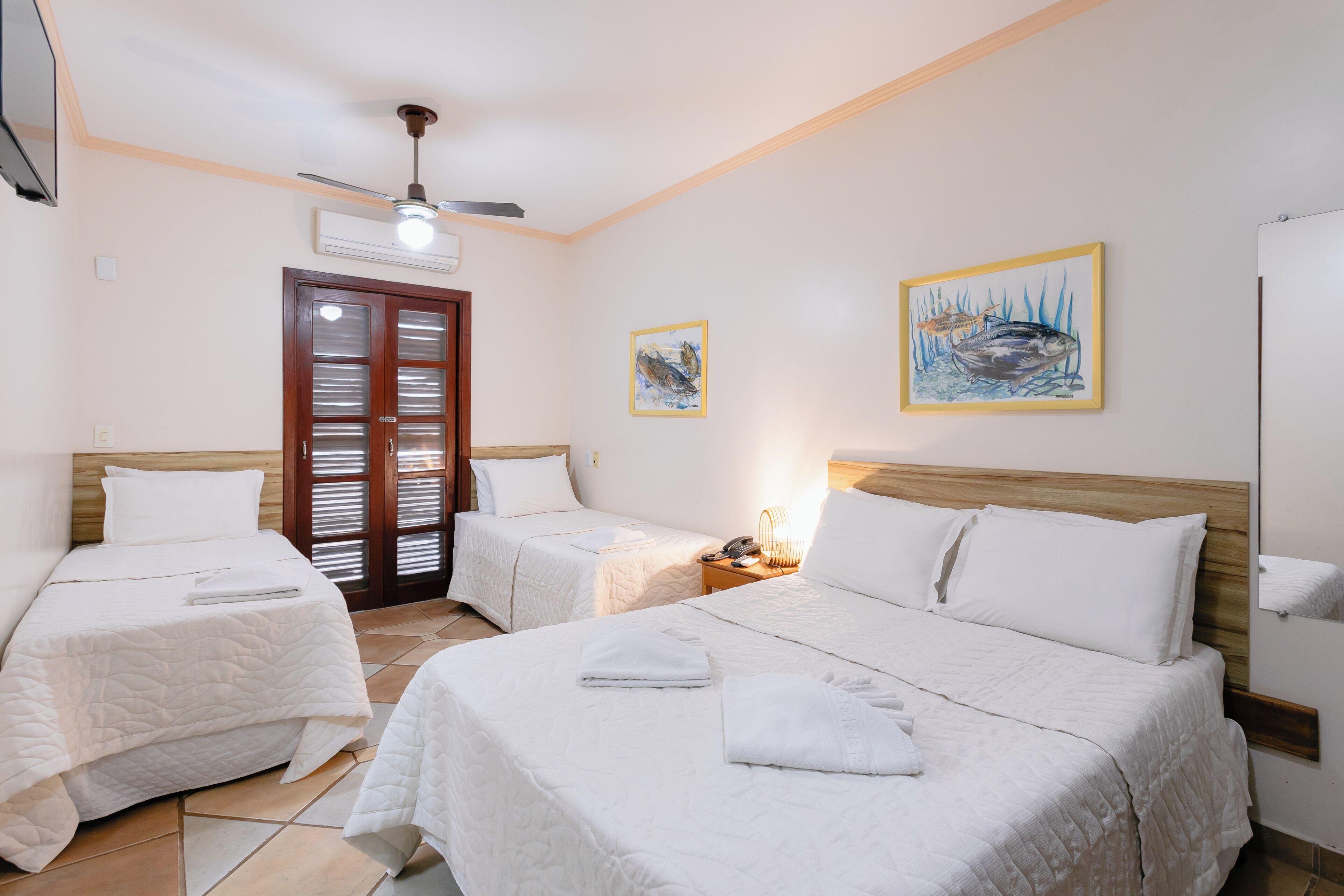 Deluxe-Vierbettzimmer | Minibar, Zimmersafe, kostenloses WLAN, Bettwäsche