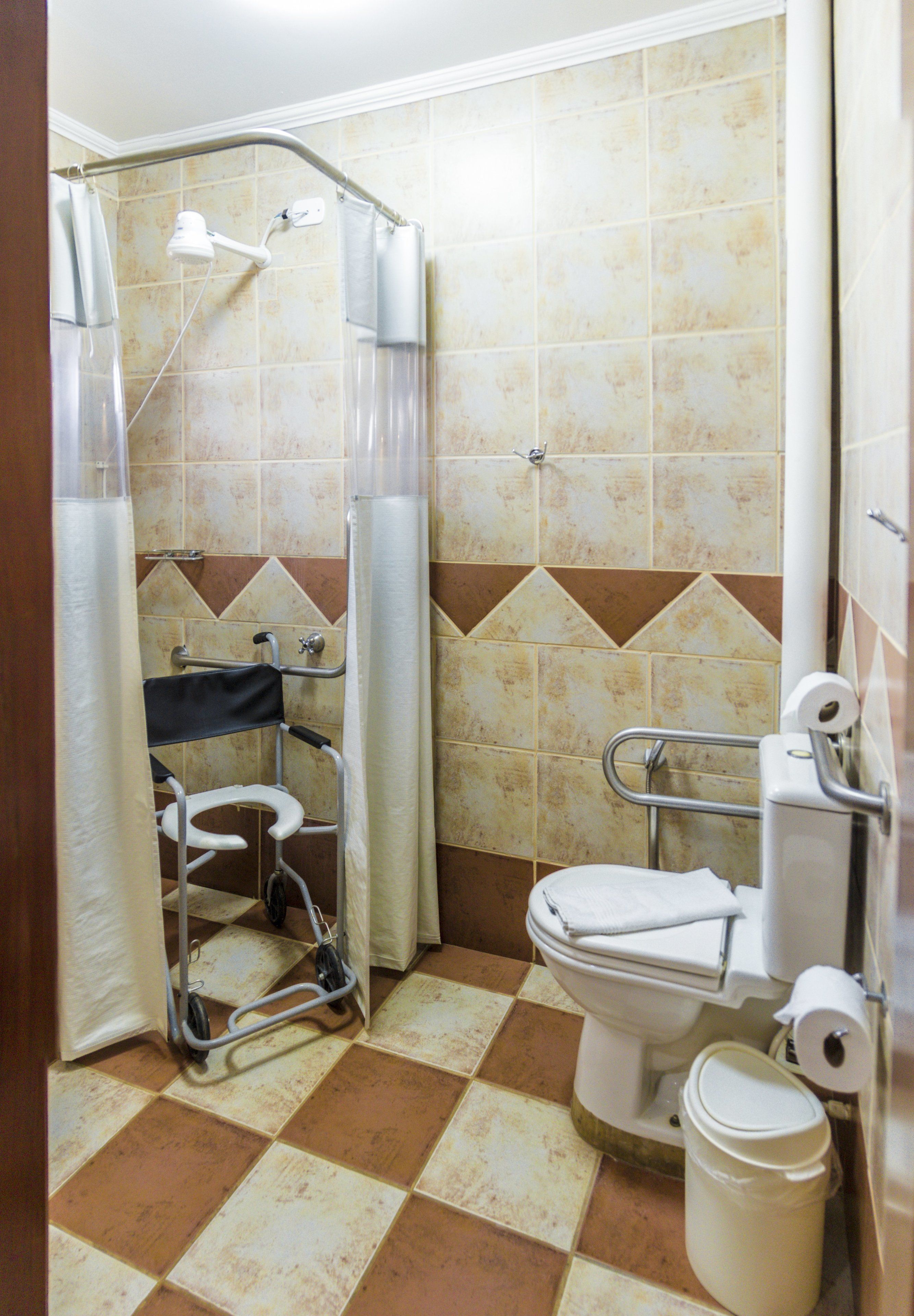 standard triple room | bathroom | shower, free toiletries, hair dryer, towels
