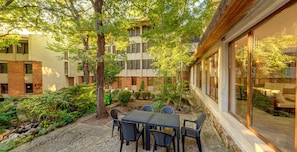 Outdoor dining - Hotel Preslav (Varna)
