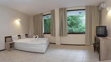 Minibar, escritorio, cunas gratuitas y camas extra