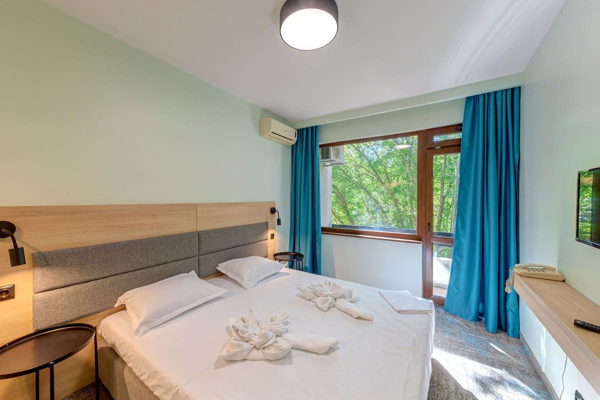 Minibar, masa, ücretsiz beşik/çocuk yatağı, portatif/ilave yatak 