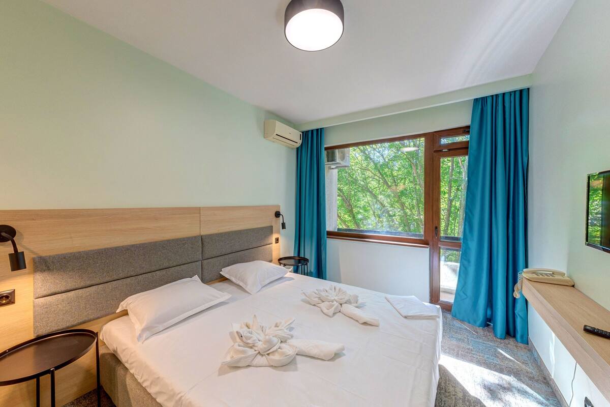 Minibar, desk, cribs (free), rollaway beds