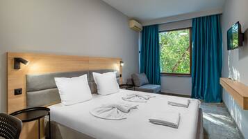 Minibar, Schreibtisch, kostenlose Babybetten, Zustellbetten