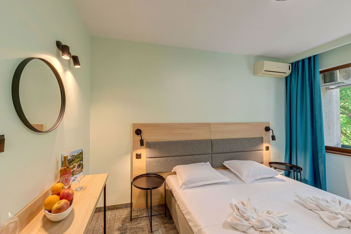 Minibar, masa, ücretsiz beşik/çocuk yatağı, portatif/ilave yatak 