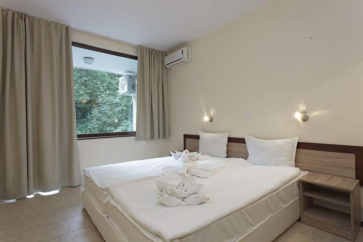 Minibar, masa, ücretsiz beşik/çocuk yatağı, portatif/ilave yatak 
