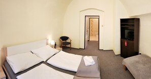 Een kluis op de kamer, een bureau, verduisterende gordijnen, gratis wifi