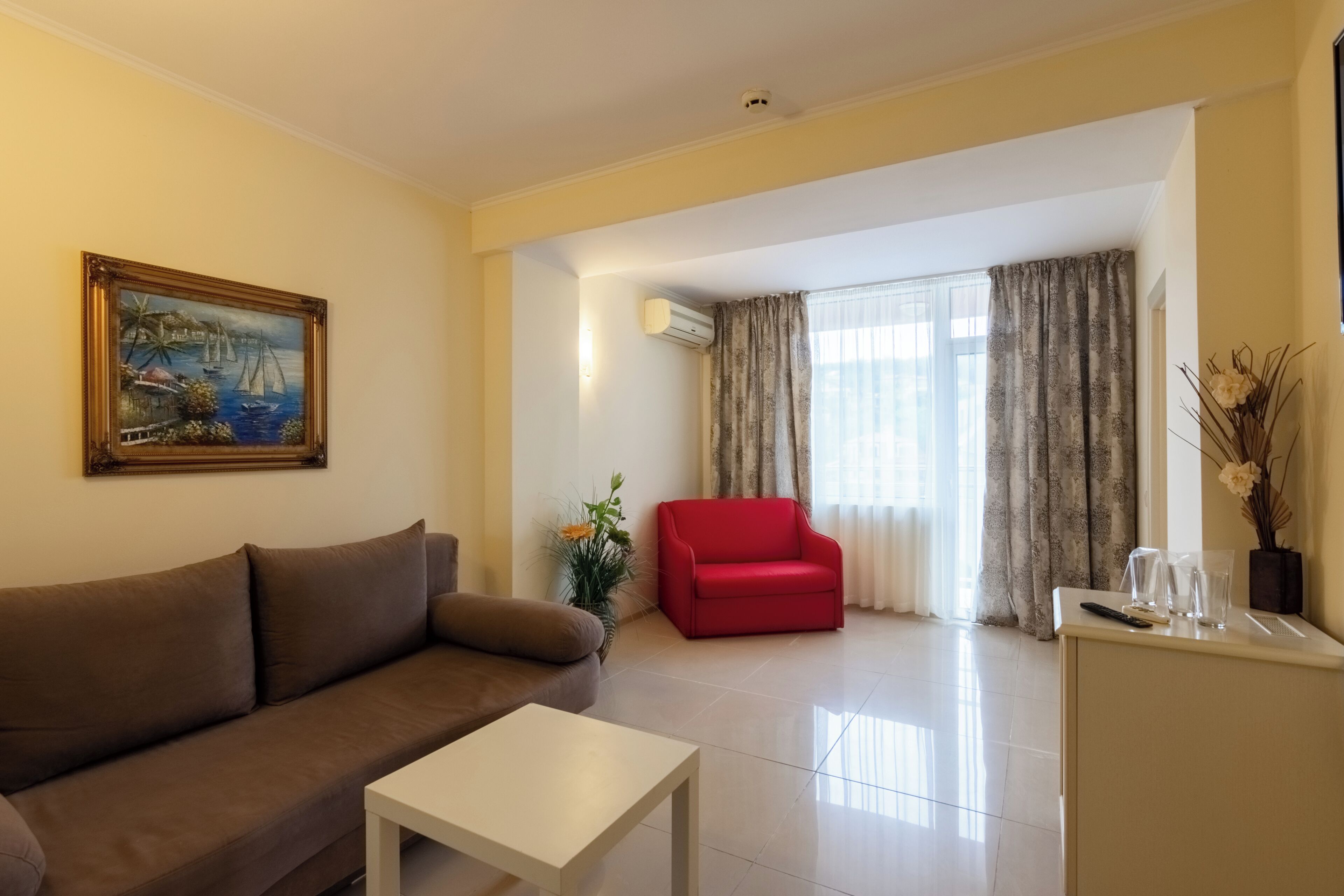 Minibar, free cots/infant beds