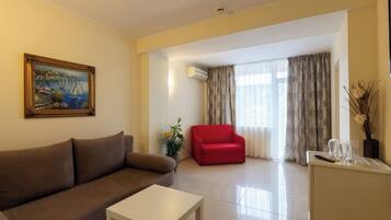 Minibar, free cots/infant beds